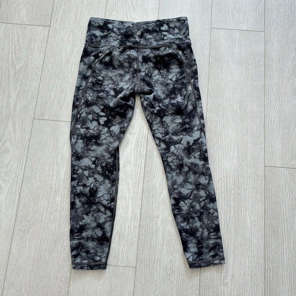 Athleta Tie Dye Salutation 7/8 Ankle Leggings Size Small Black Grey - Picture 3 of 11